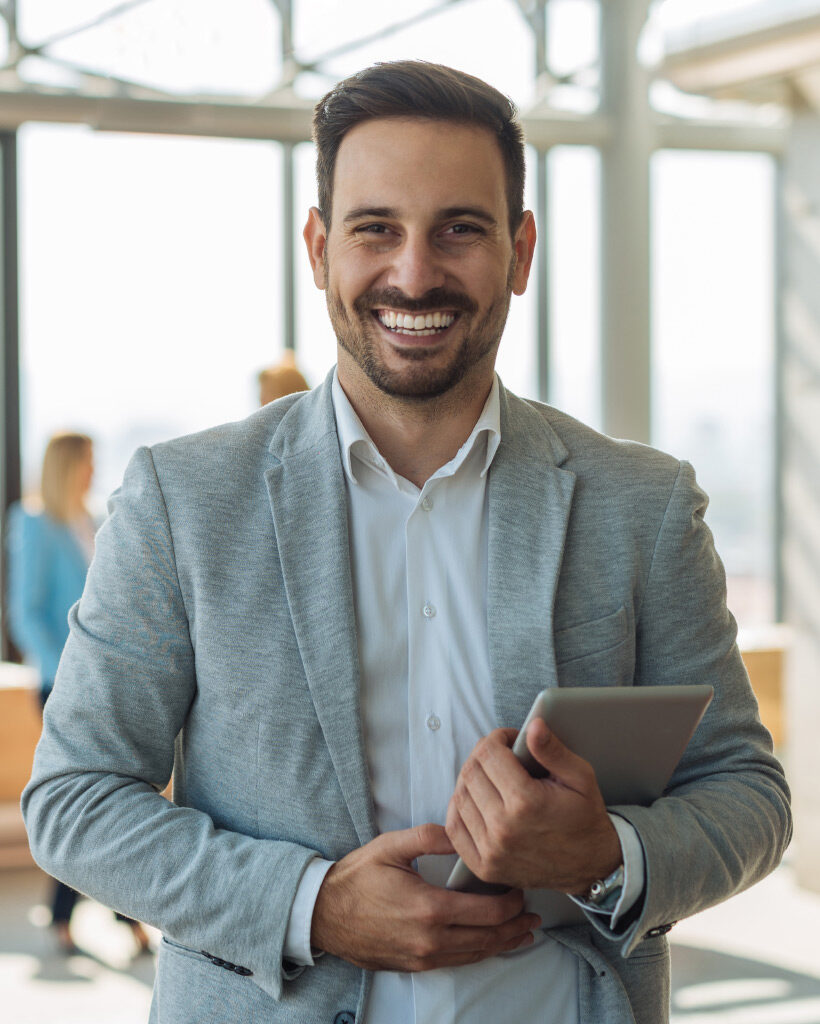 Confident young businemanss famr5n9.jpg
